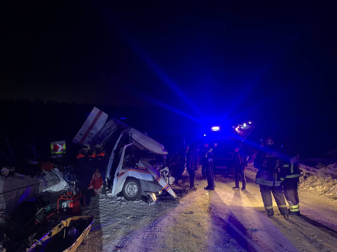 Три человека пострадали в ДТП с участием четырех машин сообщили в Госавтоинспекции Мурманской области Инцидент произошел по предварительным данным в районе 1414 км автодороги Р 21 Кола Одного из пострадавших госпитализировали На месте работают сотрудники Госавтоинспекции и другие экстренные службы Все подробности и обстоятельства произошедшего устанавливаются говорится в сообщении На месте ДТП организовано реверсивное движение РЕН ТВ в Telegram в MAX