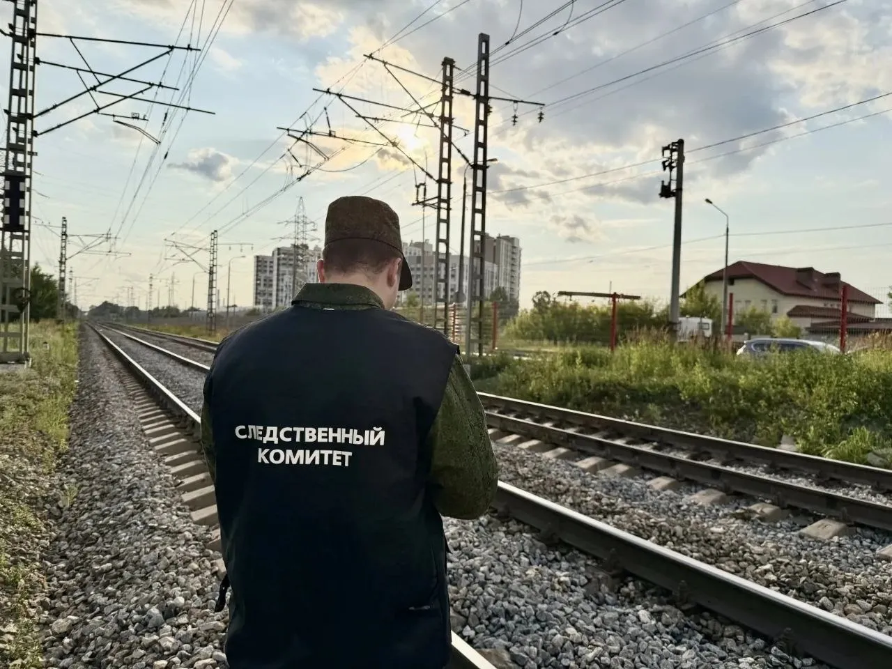 В Самарской области за два дня погибло два человека на железной дороге Трагедии случились на перегонах Похвистнево Бугуруслан и Ягодная Козелковская В Самарской области следственные органы проводят проверку по факту гибели людей на железной дороге 18 и 19 мая В понедельник вечером 18 мая на перегоне Похвистнево Бугуруслан грузовой поезд сбил насмерть 60 летнюю женщину Она переходила железнодорожные пути в неустановленном месте На следующий день 19 мая на перегоне Ягодная Козелковская был смертельно травмирован мужчина который оказался на пути движения поезда Он переходил ж д пути там где это запрещено Организованы доследственные проверки по ст 263 УК РФ нарушение правил безопасности движения и эксплуатации железнодорожного транспорта повлекшее по неосторожности смерть человека В Центральном МСУТ СКР сообщили что проводятся мероприятия для установления всех обстоятельств произошедшего
