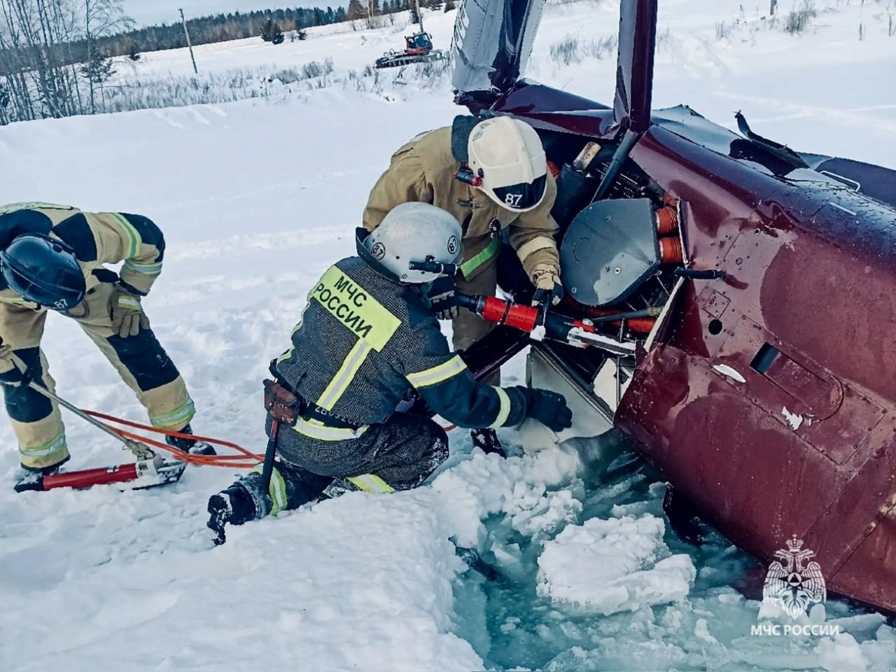 Как сообщают в МЧС погибли и пассажир и пилот Сотрудники МЧС России работают на месте падения вертолета в Пермском крае говорится в официальном сообщении В Бардымском районе произошло падение частного вертолета на территории базы отдыха Ашатли парк В результате крушения вертолета погибли два человека На земле разрушений нет       Подписаться на Properm ru