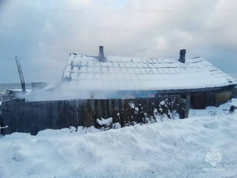 В Углегорске в частном доме случился пожар  Сегодня утром в Углегорске случился пожар. Сообщение об этом поступило диспетчеру в 09:15. Возгорание произошло в частном доме № 74 на ул. Приморской.   Когда прибыли огнеборцы, горела пристройка и чердачное помещение на площади 20 м².   Возгорание полностью ликвидировали в 10:53 силами 8 человек и 3 единиц техники.  Погибших и пострадавших нет, сообщили в МЧС.    Обсудить на форуме    Прислать новость