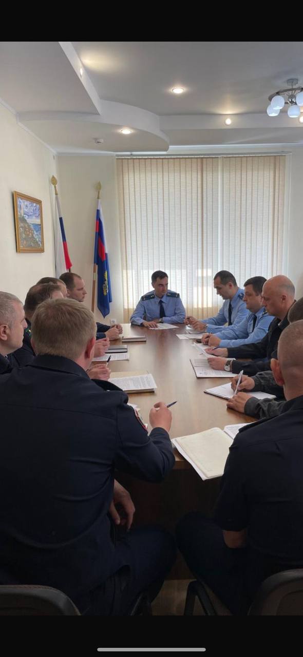 В прокуратуре Приморско-Ахтарского района проведено межведомственное совещание по вопросам исполнения законодательства по борьбе с правонарушениями и преступлениями в сфере незаконного вылова водных биологических ресурсов В совещании приняли участие руководители территориальных подразделений федеральной службы безопасности, росрыболовства, пограничного отдела государственной заставы, следственного комитета и отдела внутренних дел. Намечены и определены конкретные мероприятия, направленные на активизацию работы по своевременному выявлению и пресечению преступной деятельности на территории района, установлению каналов добычи, перевозки и сбыта водных биологических ресурсов, изъятию незаконных средств передвижения и лова, возмещения ущерба, причиненного водным биоресурсам, а также неотвратимости наказания для лиц, совершивших правонарушения и преступления в данной сфере. Проведение указанной работы, особенно в период весеннего нереста водных биоресурсов, поставлено прокуратурой на контроль.