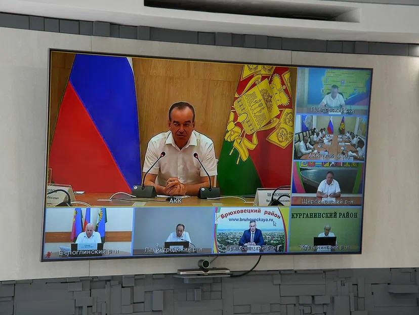 Вопросы газификации обсудили на совещании под председательством Губернатора Краснодарского края Вениамина Ивановича Кондратьева. АО «Новороссийскгоргаз» ведется строительство газораспределительной подстанции в селе Мысхако и выполняются работы по программе социальной газификации до границ земельных участков. Строительная готовность газопровода в селе Южная Озереевка — 97%. После завершения работ начнётся процедура передачи объекта в АО «Газпром газораспределение Краснодар». Завершается строительство газопровода в районе Горы Великой на территории Цемдолины. Передача объекта в АО «Новороссийскгоргаз» запланирована на сентябрь этого года. Поручение Президента Российской Федерации по реализации программы социальной газификации продолжаем выполнять: расширяем газораспределительную сеть города-героя и увеличиваем количество подключенных домовладений. Оптимизировать процесс подведения газа в дом от границ земельного участка позволяет комплексный договор, благодаря которому новороссийцы смогут подключиться к сетям быстрее и с меньшими затратами.