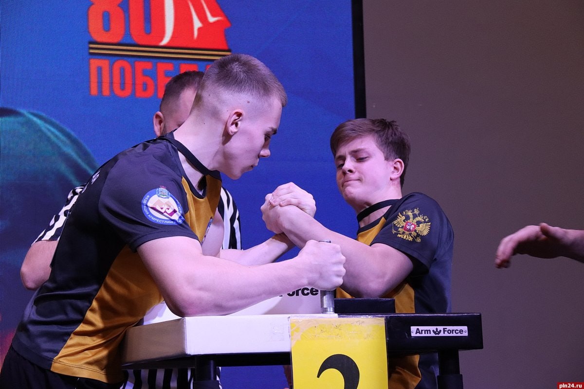 Поборолись на славу 29 ноября в Пскове состоялись Первенство и Чемпионат Псковской области по армрестлингу В нем приняло участие 57 человек из Пскова Великих Лук и пяти районов области По словам президента Федерации армрестлинга Псковской области Василия Иванкова впервые региональные соревнования были проведены на таком высоком уровне организации Организаторам участникам и зрителям очень понравился актовый зал Дома молодежи Поединки проводились на сцене за двумя столами их хорошо было видно всем из зрительного зала Был хороший свет и звук Федерация армрестлинга Псковской области выразила благодарность за помощь в организации соревнований министерству спорта Псковской области и сотрудникам которые непосредственно помогали на площадке Дарье Тябут и Евгению Игнатьеву Также федерация выразила благодарность опытному судье и мастеру спорта Алексею Прокофьеву который специально приехал на эти соревнования из Санкт Петербурга ЧИТАТЬ