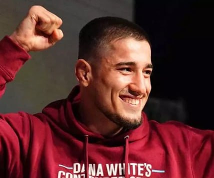 Впечатливший Дана Уайта российский боец выступит на UFC 319 в Чикаго  Непобеждённый российский боец Байсангур Сусуркаев, ставший главным героем отборочного шоу Contender Series, может дебютировать в сильнейшей лиге мира уже в эти выходные на турнире UFC 319 в Чикаго, где будет драться его товарищ по команде Хамзат Чимаев.  «Всем, кто задавался вопросом, о чем мы разговаривали с Дана Уайтом, и почему я показывал четыре пальца – я попросил его дать мне бой в одном кадре с «Борзом» через четыре дня. Он согласился и потом сказал, что уже ищут соперника, так что, завтра вылетаю в Чикаго, а там посмотрим», – написал средневес в социальной сети
