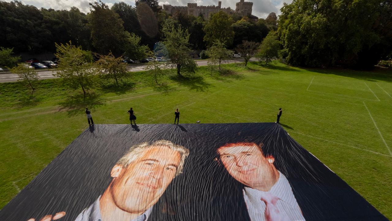 В Великобритании Трампа встретят гигантским фото президента с Джеффри Эпштейном Перед визитом Дональда Трампа в Великобританию у Виндзорского замка рустановили крупноформатное изображение политика с педофилом Джеффри Эпштейном сделанное в 1997 году в Mar a Lago Размер изображения около 400 кв метров пишет The Daily Beast На акцию скинулись почти 1 8 тыс человек они собрали 40 тыс Фото также появилось на кружках в сувенирном магазине замка В Абердине на поле для гольфа Трампа активисты поставили табличку памяти Эпштейна По словам организаторов кампании группы активистов Everyone Hates Elon цель акции напомнить о порочных связях американского президента и пресечь его попытки дистанцироваться от скандала Группа заявила что Трамп рассчитывает использовать визит для улучшения имиджа но британцы готовы напоминать о прошлом везде где он появляется Подписывайтесь Телеграм ЧЕРЕДОВ Нью Йорк Youtube канал БЮРО