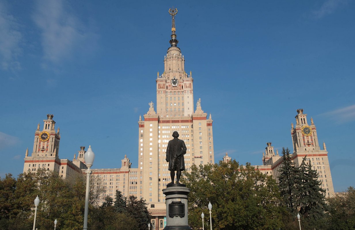 МГУ занял 15 е место в рейтинге университетов мира по числу выпускников миллиардеров Первые три строчки за вузами США Гарвардом Стэнфордом и Университетом Пенсильвании Стэнфорд выпустил 125 миллиардеров чье совокупное состояние составляет 600 млрд долларов Среди выпускников МГУ насчитывается 13 миллиардеров Помимо американских вузов и МГУ в рейтинг вошли четыре китайских университета один индийский и один южнокорейский Больше новостей в Daily News