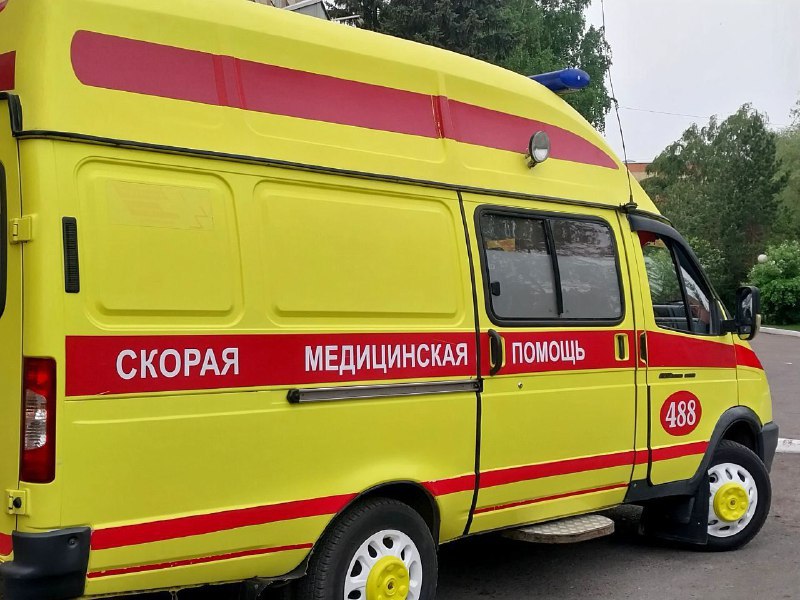 Двое детей смертельно заболели в гостях у бабушки в Омской области  Вчера, 30 июня, в Калачинске скончался 13-летний мальчик. Следственный комитет возбудил уголовное дело о причинении смерти по неосторожности  ч. 1 ст. 109 УК РФ .  Как сообщили в ведомстве, школьник гостил у бабушки вместе со своим 5-летним братом. В субботу, 28 июня, дети почувствовали себя плохо.   – Несмотря на домашнее лечение лекарственными препаратами, состояние подростка ухудшилось, что привело к смерти, – отметили в прокуратуре.  Младшего брата госпитализировали. Он находится в реанимации.
