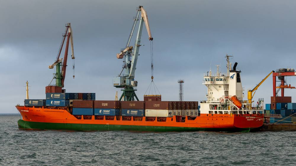 Порт в Корсакове перешел на круглосуточный режим работы Гавань работает круглосуточно чтобы ускорить разгрузку судов и вывоз контейнеров с социально значимыми грузами   Подробности на нашем сайте   Подписаться на нас Telegram I MAX Прислать нам новость Sakhonlinebot