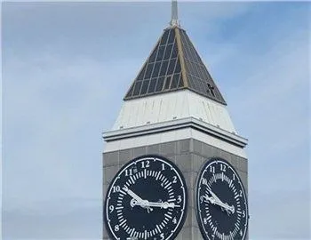 В Красноярске остановили главные городские часы расположенные на башне администрации Сроки проведения ремонтных работ не сообщаются