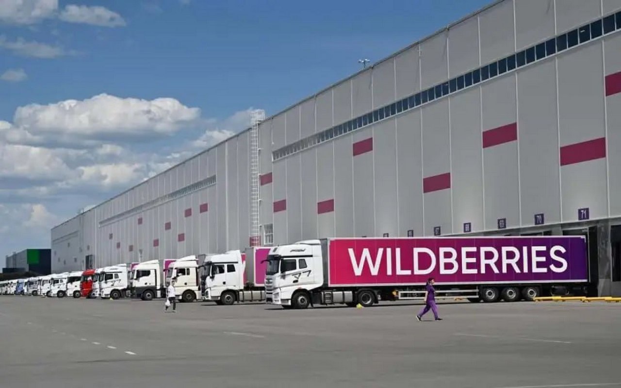 Wildberries инвестирует 7 млрд рублей в строительство логистического центра в Курской области Строительство крупного логистического центра объединённой компании Wildberries и Russ с объёмом инвестиций около 7 млрд рублей планируется в Курской области. Об этом на заседании облправительства в понедельник заявил врио зампреда правительства и министр экономического развития региона Левон Осипов. «Площадь логистического комплекса предварительно составит 130 тыс. кв. метров. Объём инвестиций – около 7 млрд рублей. Проект предусматривает создание не менее 4 тысяч рабочих мест. Инвестор в ближайшее время приступит к проектированию объекта», - сказал он. В свою очередь глава региона Александр Хинштейн поручил правительству оказать всю необходимую поддержку Wildberries и Russ в реализации этого масштабного инвестиционного проекта. Курская область уже предложила механизм компенсации инфраструктурных затрат. «Они готовы инвестировать серьёзные средства. Большое количество дополнительных рабочих мест появится после открытия этого центра. Соответственно, нам нужно, со своей стороны, их в этой части поддержать, в том числе в работе по коммуникациям», — подчеркнул он. Хинштейн добавил, что логистический центр планируется построить в Курском районе области. Объединённая компания Wildberries и Russ уже управляет более 130 логистическими объектами в России и планирует до конца 2025 года ввести в эксплуатацию ещё 2,5 млн кв. метров складских площадей. Wildberries и Russ ООО "РВБ" образована в результате слияния IT-компании Wildberries и оператора наружной рекламы Russ с целью совместного создания цифровой торговой платформы. Компания работает в России, Армении, Белоруссии, Грузии, Казахстане, Киргизии и Узбекистане, а также в Китае - из этой страны осуществляется импорт товаров.