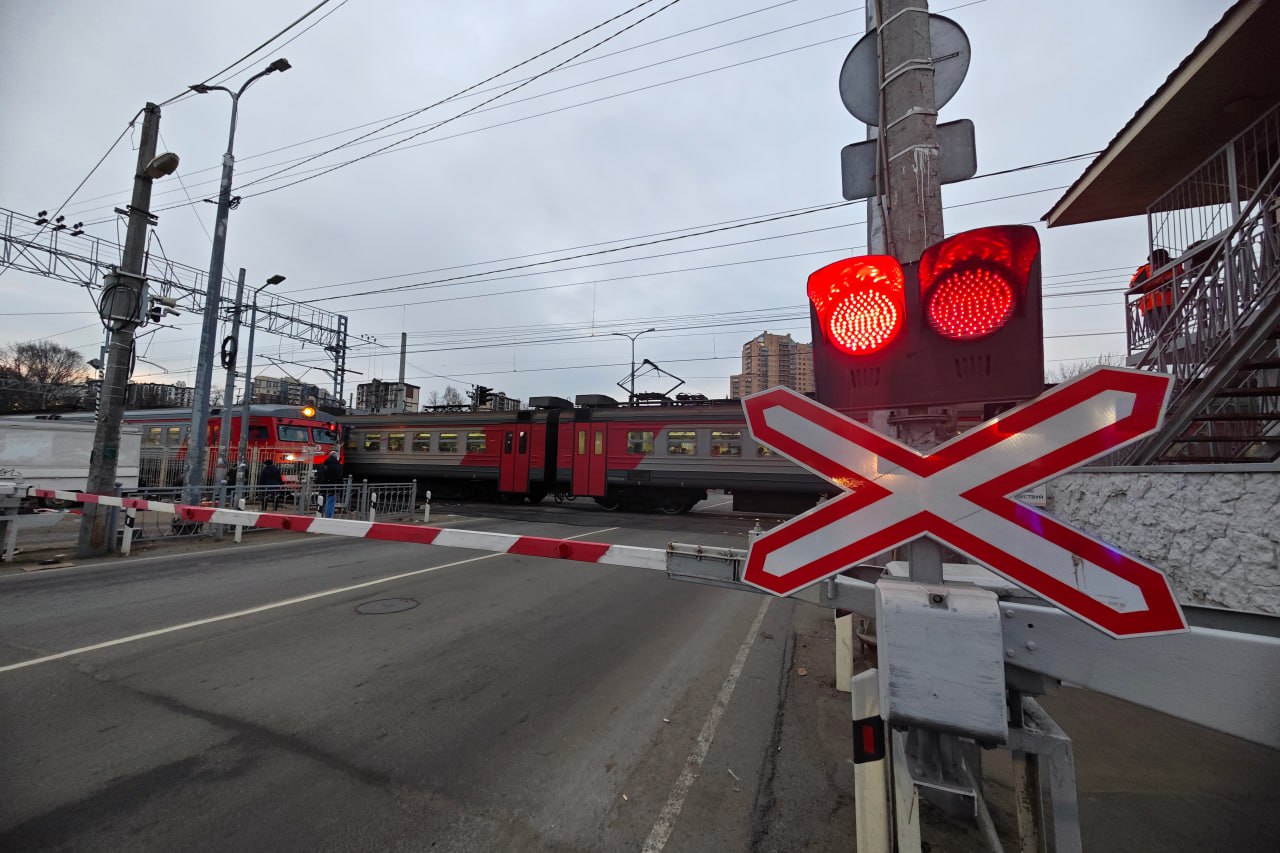 В Оренбурге на два дня перекроют ж/д переезд на Мусы Джалиля Как сообщили в ЮУЖД, причина в проведении ремонтных работ. Закроют участок в понедельник, 9 июня, с 08:00, а откроют проезд в среду, 11 июня, в 20:00. Объезжать территорию через ул. Квартал №19 далее на ул. Луганская, затем по ул. Витебская на ул. Мебельная.