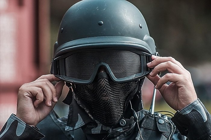 В свердловском посёлке экстренно эвакуировали школу из за угрозы взрыва Накануне 3 февраля в Пышме срочно эвакуировали местную школу Дело в том что на адрес администрации учреждения пришло письмо об угрозе теракта На имя директора пришло письмо по электронной почте Из школы вывели 900 человек 800 школьников и 100 сотрудников Здание проверили на взрывоопасные предметы ничего не обнаружили сообщил источник Ura Ru uralweb ru