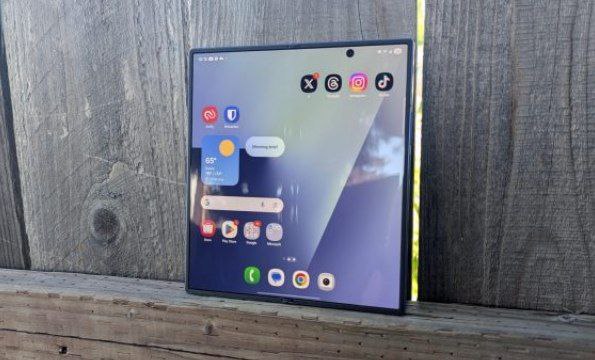 Ну наконец то Апгрейд камер у Galaxy Z Fold 8 Смартфон уже засветился в утечках и смотря по характеристикам Samsung наконец то решила двинуться дальше по части камер Основной сенсор останется на уровне 200мп но теперь к нему добавят 50 мп ультраширик и 12 мп телеобъектив с 3 х оптическими зумом   Для сравнения Galaxy Z Fold 7 получил только улучшение главной камеры а остальные остались без изменений Lifegoodd Boost