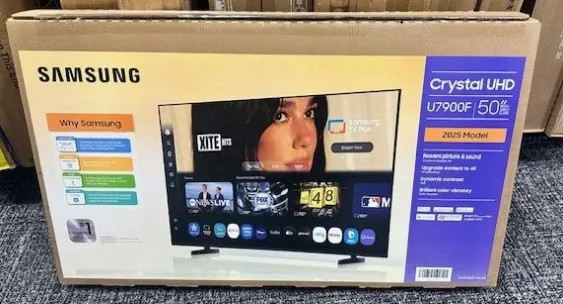 Дуа Липа подала иск к Samsung на 15 млн Певица утверждает что ее фотографию использовали на упаковке телевизоров без разрешения Адвокаты артистки считают что с помощью фото Samsung создала у покупателей впечатление будто Дуа Липа каким то образом связана с брендом и продвигает его продукцию и тем самым получила выгоду Но самое интересное после обращения стороны певицы к компании с требованием прекратить использование изображения Samsung отказалась это сделать Пожалуй лучший канал о маркетинге в Telegram и в MAX