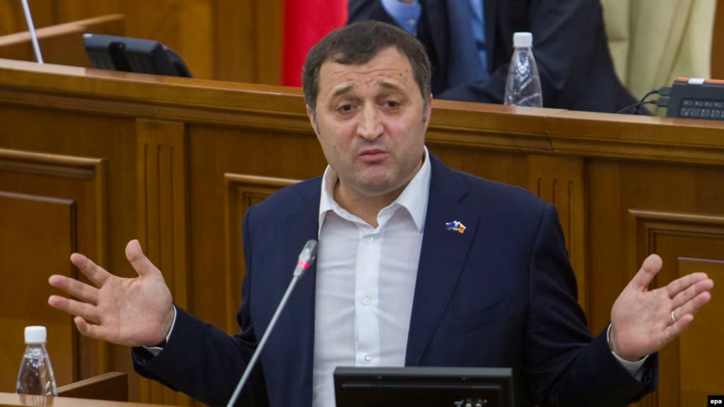 Филат объявлен в международный розыск экстрадиция из Молдовы невозможна На имя бывшего премьер министра Республики Молдова Влада Филата 26 декабря 2025 года был выдан международный ордер на арест по запросу Центрального национального бюро Интерпола в Париже Информацию подтвердил Генеральный инспекторат полиции В начале декабря французский суд заочно приговорил Филата к двум годам лишения свободы и штрафу в 100 тысяч евро по делу об отмывании денег в рамках коррупционного расследования После этого экс премьер заявил что решение связано с имущественным спором после его развода в 2012 году и носит политический характер Позже он опубликовал сообщение Спасибо Майя При этом согласно статье 18 Конституции Республики Молдова граждане страны не подлежат экстрадиции или высылке что делает невозможной выдачу Филата властям другого государства если он находится на территории Молдовы Комментируя объявление в международный розыск Филат подчеркнул что приговор французского суда обжалован и не является окончательным сохраняется презумпция невиновности а мотивировочная часть решения пока отсутствует Он заявил что не скрывается и действует в рамках закона призвав СМИ к взвешенному и профессиональному освещению дела