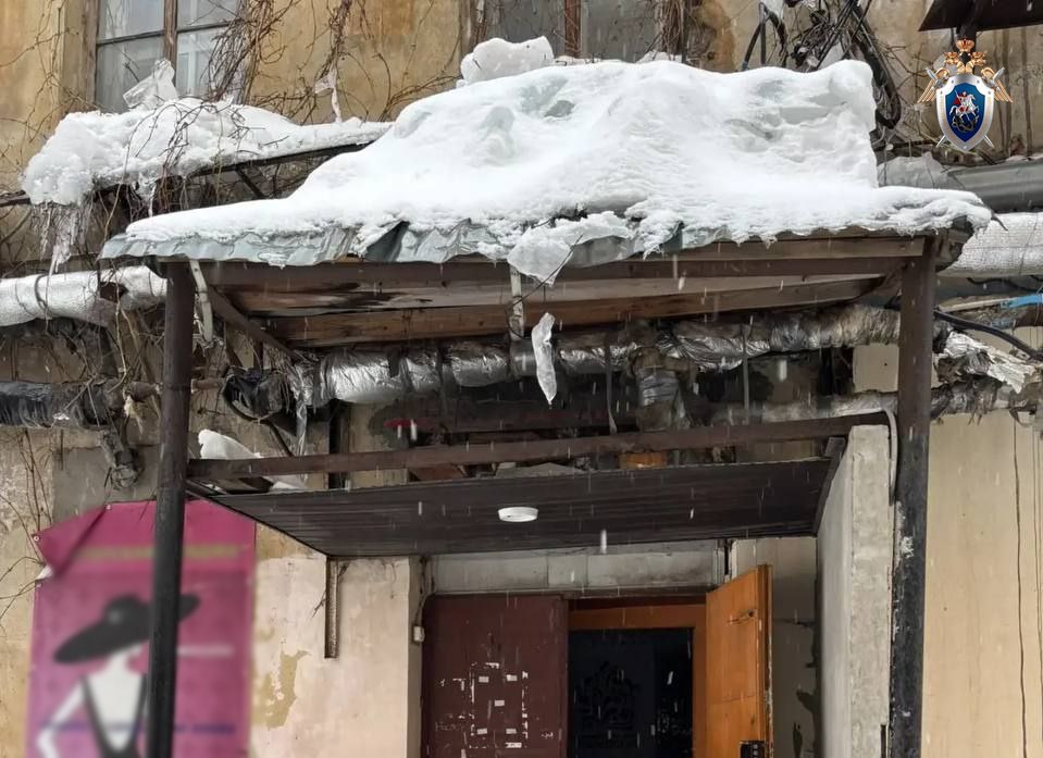 Уголовное дело возбудили после падения наледи с крыши на детей на улице Рождественской в Нижнем Новгороде Его квалифицировали по статье об оказании услуг не отвечающих требованиям безопасности сообщили в региональном СУ СКР В минздраве уточнили что в результате происшествия пострадали шесть детей Четверых после оказания помощи отпустили домой еще двоих дообследуют Фото СУ СКР по Нижегородской области   Подписывайтесь на Ъ Приволжье