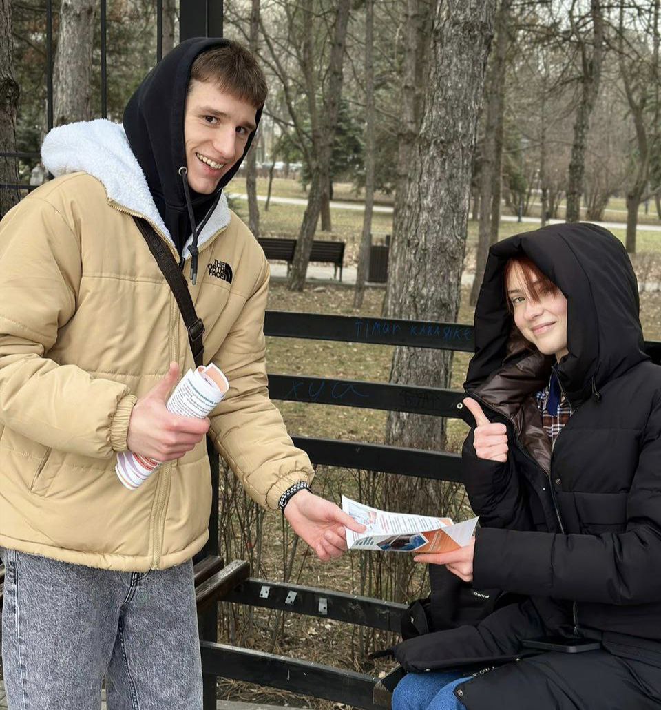 Во Всемирный день борьбы с раком пятигорчанам напомнили об онконастороженности. Добровольцы отряда ПМФИ "Люди в белом" сегодня на улицах города с полезной информацией, буклетами, онлайн тестированием по поводу возможных рисков.  Азиза Сангишиева, волонтер Курение, употребление канцерогенов в пищу и ультрафиолет –  три мощнейших фактора развития рака. Нашей целью было не запугать, а предостеречь. Ведь во многом риски связаны с нашим образом жизни