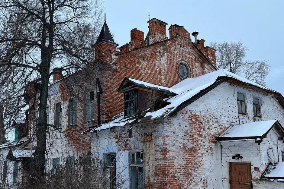 Парк или лесополоса со 150 летней историей липовый спор комитета ОКН и собственника В Татарстане возник напряженный спор за парк усадьбы Нарышкиных Паулуччи расположенный в Верхнеуслонском районе Привлеченный эксперт не нашел в нем культурной ценности По его логике признать парк объектом культурного наследия можно только если сначала признать памятником каждую липу в этой аллее Это не просто незнание закона это его полное искажение резко возразил глава Комитета РТ по охране ОКН Иван Гущин О том как дальше будет развиваться битва за исторический объект в материале Реального времени Подпишитесь на Реальное время в МАХ Telegram Дзен