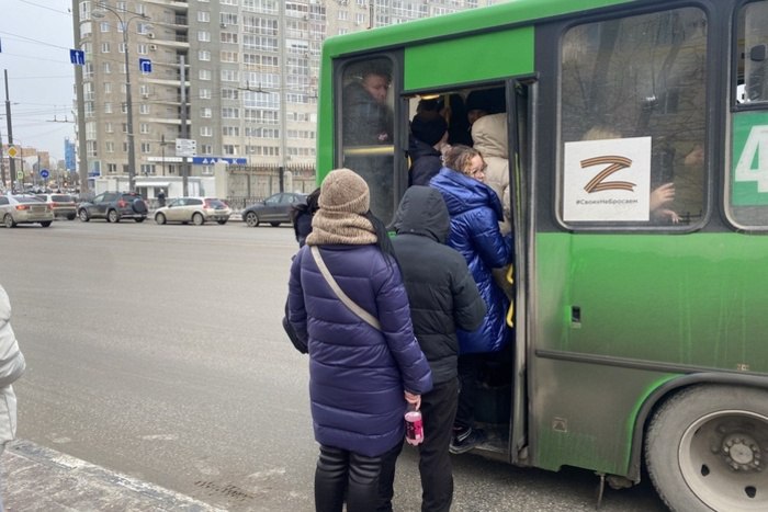 В Екатеринбурге водитель автобуса высадил пассажиров, внезапно отказавшись ехать дальше  В Екатеринбурге водитель автобуса № 83 прямо во время поездки ушёл со своего места, купил продукты и заявил, что у него закончилось рабочее время, поэтому дальше он не поедет.