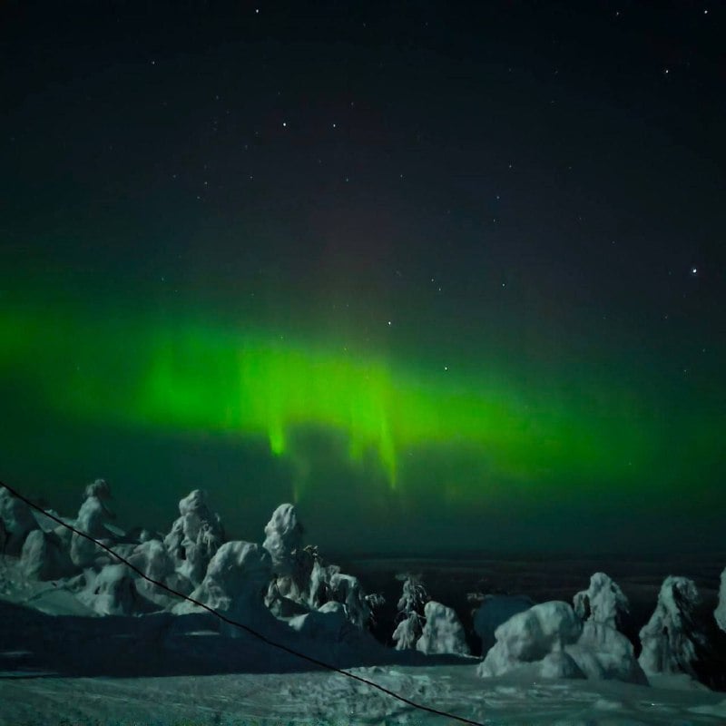 Северное сияние увидели пермяки с вершины Полюда  Эти фотографии сделаны гостями визит-центра «Полюд». В ночь с 8 на 9 марта они рассчитывали наблюдать красивый закат и рассвет, но увидели Северное сияние!    — Просто вау!    : Марина Глумова