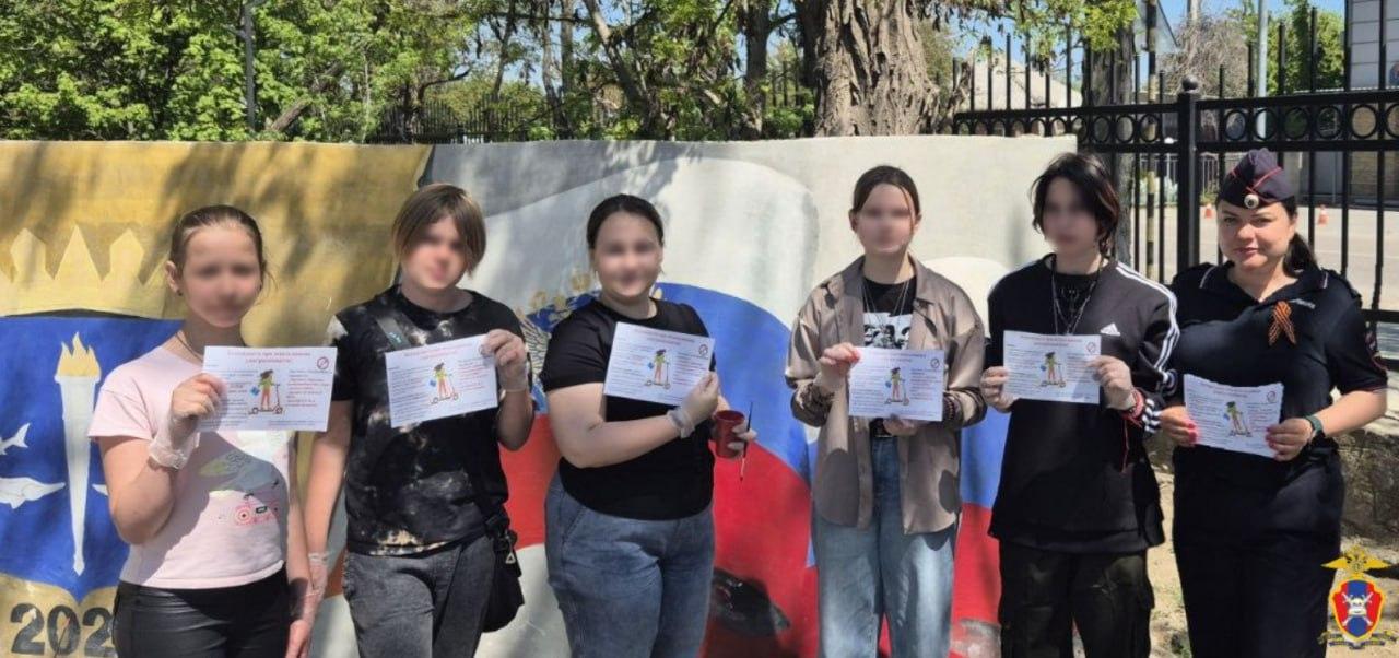 В Херсонской области госавтоинспекторы провели профилактическую акцию «С СИМ безопасно колесим!»  В парке имени Т.Г. Шевченко сотрудники Госавтоинспекции Отдела МВД России «Генический» организовали профилактическую акцию, направленную на снижение числа дорожно - транспортных происшествий с участием пользователей средств индивидуальной мобильности  СИМ .  В ходе мероприятия полицейские ознакомили участников с основами безопасного обращения с СИМ и рассказали о последствиях за нарушение Правил дорожного движения, призвали использовать защитную экипировку и световозвращающие элементы для повышения безопасности на дороге.  Госавтоинспекция Херсонской области напоминает участникам дорожного движения о дополнительных требованиях, касающихся велосипедистов, водителей мопедов и пользователей средств индивидуальной мобильности, которые прописаны в пункте 24 Правил дорожного движения Российской Федерации. Нарушение этих правил влечет административную ответственность согласно части 2 статьи 12.29 Кодекса Российской Федерации об административных правонарушениях.  Залог безопасности всех участников дорожного движения – это неукоснительное соблюдение Правил дорожного движения!