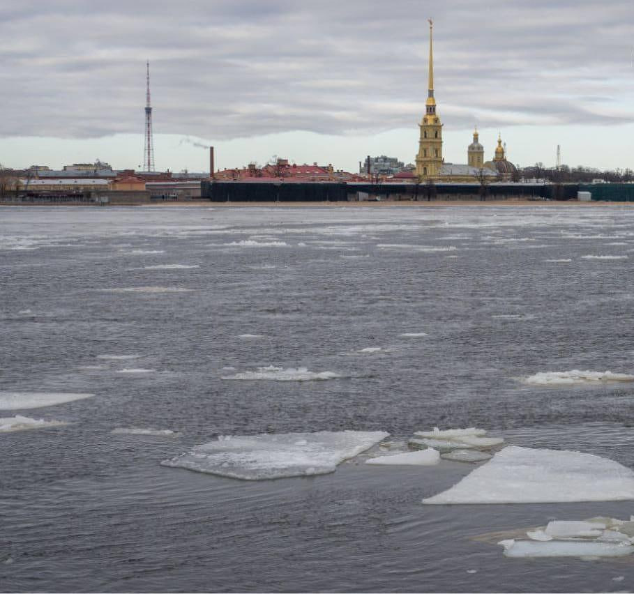 Лёд на реках Петербурга окончательно растаял   Череда антициклонов принесла в Петербург к концу января по-настоящему весеннюю погоду, что привело к разрушению льда, который обычно происходит весной.  Вчерашний день оказался самым тёплым за всю историю метеонаблюдений. Температура воздуха добралась до отметки в +5,2 градуса к восьми часам вечера. Это на 0,2 градуса выше рекорда, зафиксированного в 1989 году.  Раньше всех. Петербург