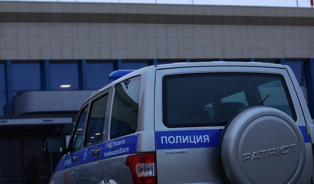 Почти 100 человек из федерального розыска задержали в Челябинской области Сотрудники полиции задержали в Челябинской области 112 человек из которых 94 числились в федеральном розыске Также силовики выявили двух иностранцев уроженцев Чехии и Таджикистана которые скрывались от межгосударственного правосудия Один из разыскиваемых сам обратился в миграционный отдел полиции Златоуста чтобы его проинформировали об оказании госуслуги Им оказался 41 летний мужчина Информация о местонахождении мужчины была незамедлительно передана оперативникам и инициатору розыска для проведения дальнейших процессуальных действий прокомментировали в полиции Также в ходе рейдов силовикам удалось найти 42 пропавших без вести Двое из них дети Читайте Вечерку там где удобно Дзен ВКонтакте Одноклассники Max Telegram Написать нам сообщение