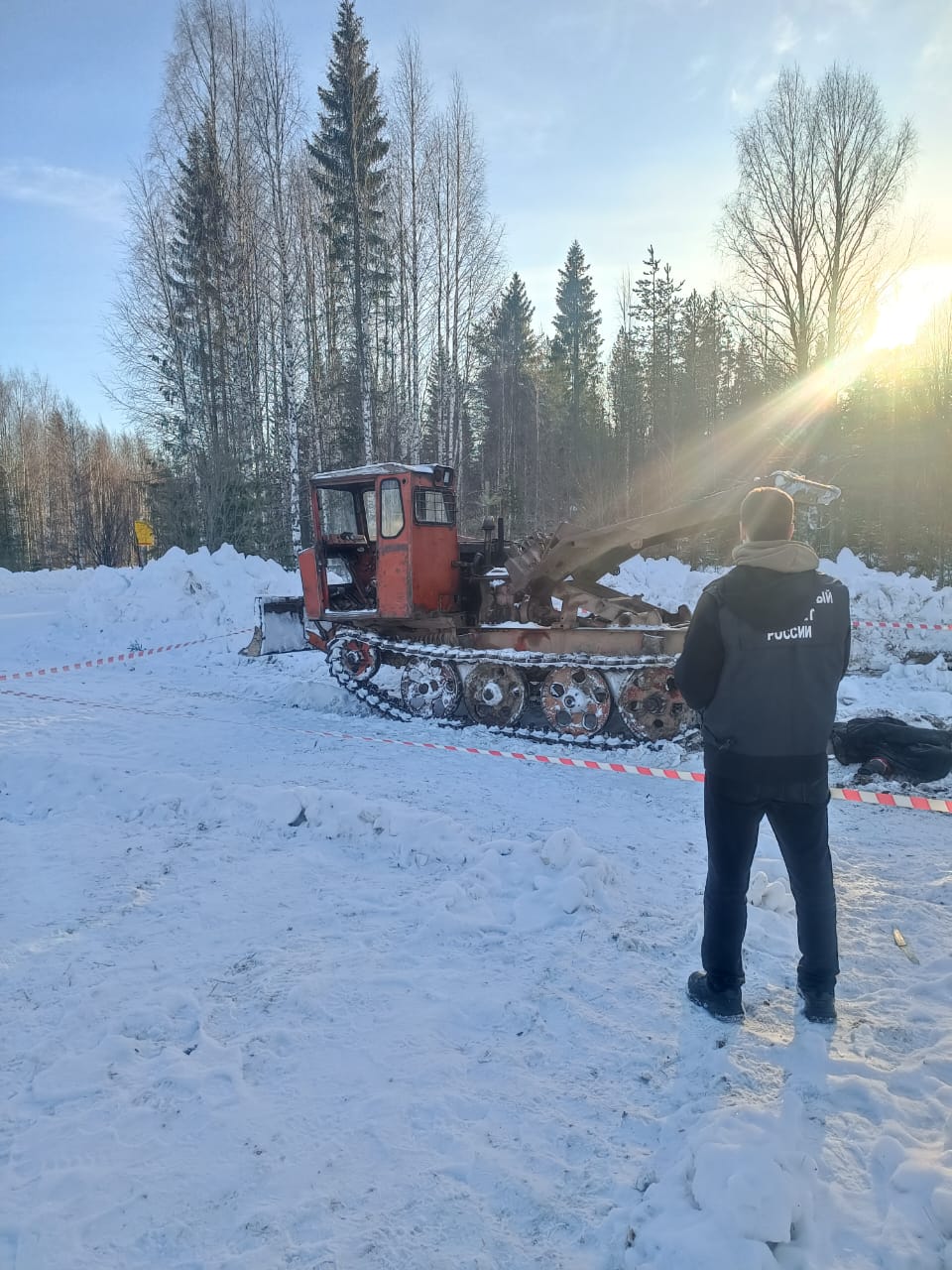 В Плесецком районе возбуждено уголовное дело о нарушении требований охраны труда, повлекшем по неосторожности смерть человека  Региональными органами СК России возбуждено уголовное дело по признакам преступления, предусмотренного ч.2 ст.143 УК РФ  нарушение требований охраны труда, повлекшее по неосторожности смерть человека . Следствием установлено, что 7 февраля 2025 г. в лесной делянке, расположенной около 3 километров, от населенного пункта Летнеозерский Плесецкого района на тракториста одной из организаций, осуществляющей в данной делянке заготовку древесины, при осуществлении регулировки тормозной ленты трактора, с самоходной техники упало погрузочное устройство и придавило тракториста. От полученных травм мужчина скончался. В настоящее время проводятся следственные действия, направленные на установление всех обстоятельств совершенного преступления. Дело принято к производству следственным отделом по ЗАТО город Мирный Следственного управления СК РФ по Архангельской области и НАО.