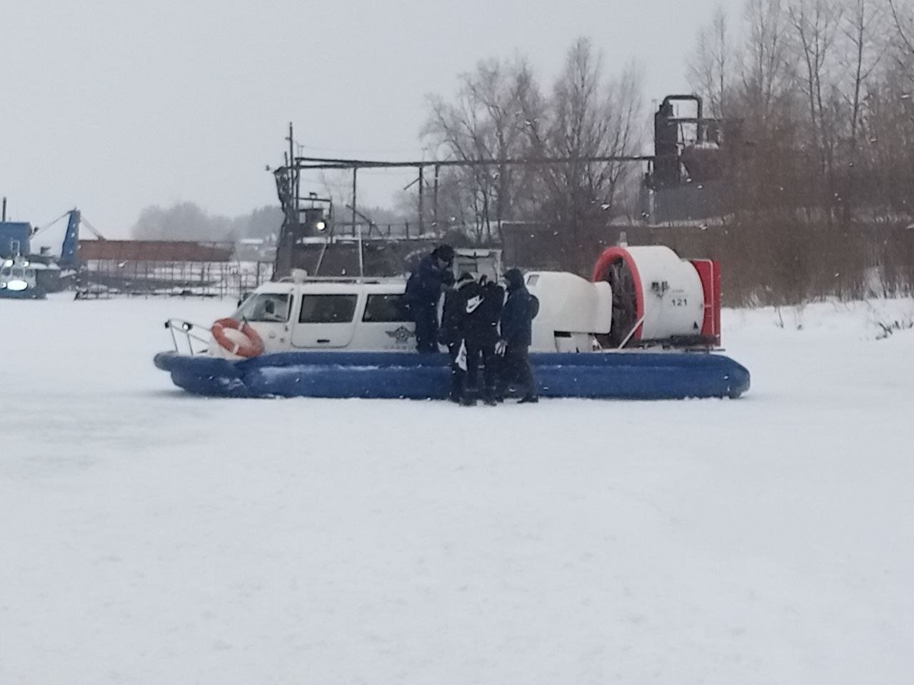 Движение судов на воздушной подушке удалось восстановить с 15:00  Однако переправа по маршруту Самара - Рождествено будет доступна только в светлое время суток, сообщили в Самарском речном пассажирском предприятии.    начало движения: из Самары - в 7:00, из Рождествена - в 7:15;   окончание: из Самары - в 17:45, из Рождествена - в 18:00.   заход на Проран - в 10 и 15 часов.  SOVAINFO   Прислать новость Больше новостей - на sovainfo.ru