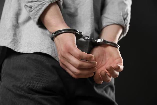 В Кемерово бывший начальник отдела снабжения больницы получил 9 лет колонии и штраф 17 млн. рублей за взятки. Суд признал 43-летнего мужчину виновным в получении взяток на сумму более 1,5 млн руб. Суд установил, что обвиняемый, занимая указанную должность, в период с 2018 года по 2022 год получил от различных предпринимателей взятки на общую сумму свыше 1,5 млн рублей за содействие в заключении договоров поставки и договоров оказания услуг для нужд больницы, подписании актов выполненных работ и ускорении оплаты по ним. Преступления вскрыли сотрудники ФСБ и полиции Кузбасса. Мужчина частично признал вину, но это не спасло: суд дал ему 9 лет строгого режима и штраф в 17 млн руб. Приговор пока не вступил в силу. Действия тех, кто давал взятки, тоже проверяют правоохранители. NGS42 пишет, что осужденный — Павел Бойко, который работал в Кемеровской областной клинической больнице имени Беляева. Инцидент Кемерово