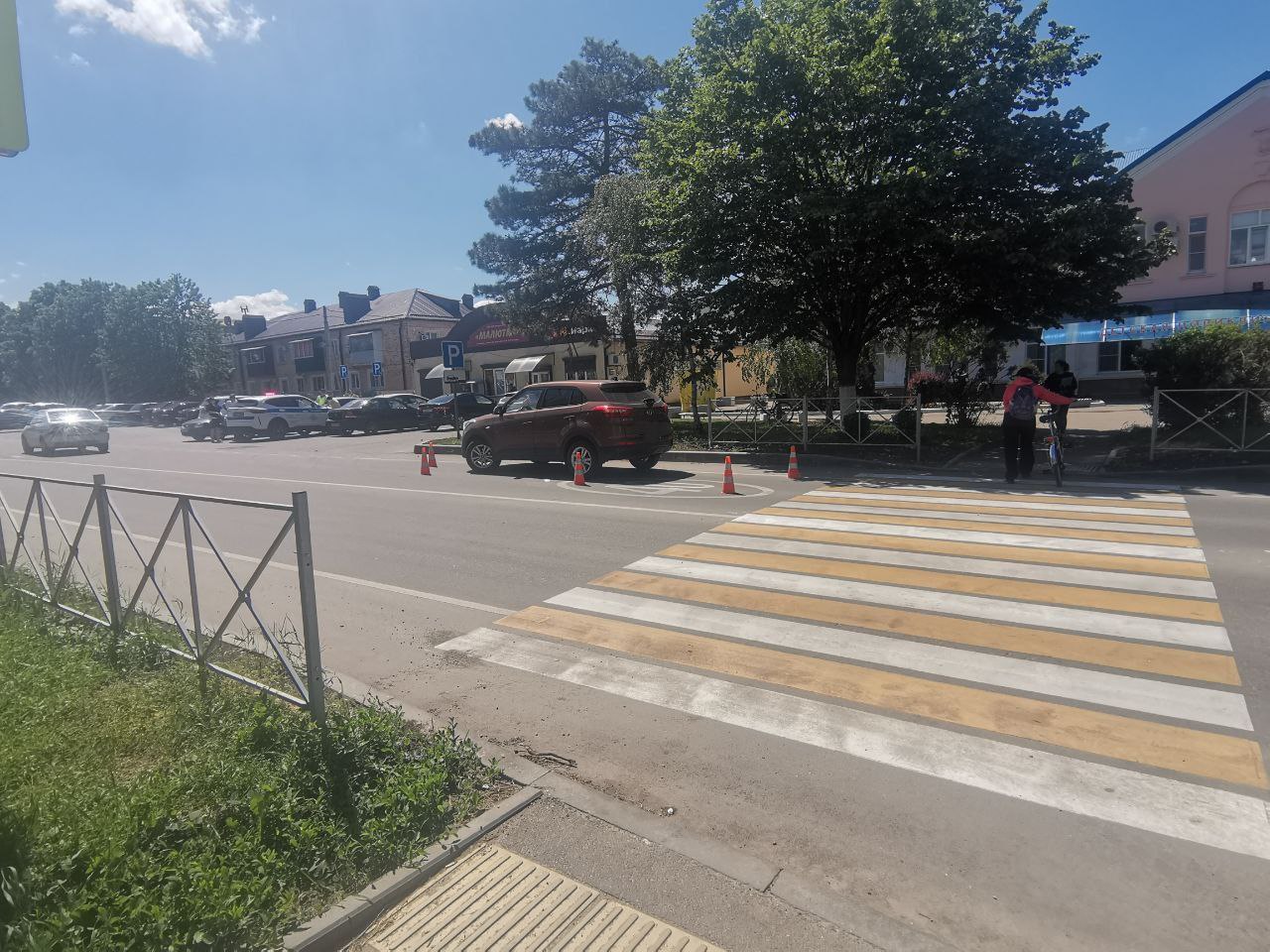 Полицейские выясняют обстоятельства ДТП на ул. Горького станицы Каневской По предварительным данным водитель автомобиля Hyundai Creta не убедилась в безопасности проезда пешеходного перехода по которому шла женщина с ребенком и допустила наезд на людей. 10-летний ребенок получил ушибы, его мать - сотрясение головного мозга, обоих доставили в Каневскую ЦРБ. Госавтоинспекторы призывают водителей с бдительности! Пешеходный переход - зона особой ответственности! Снизьте скорость и убедитесь в безопасности проезда! Госавтоинспекция Каневского района Отдел МВД России по Каневскому району