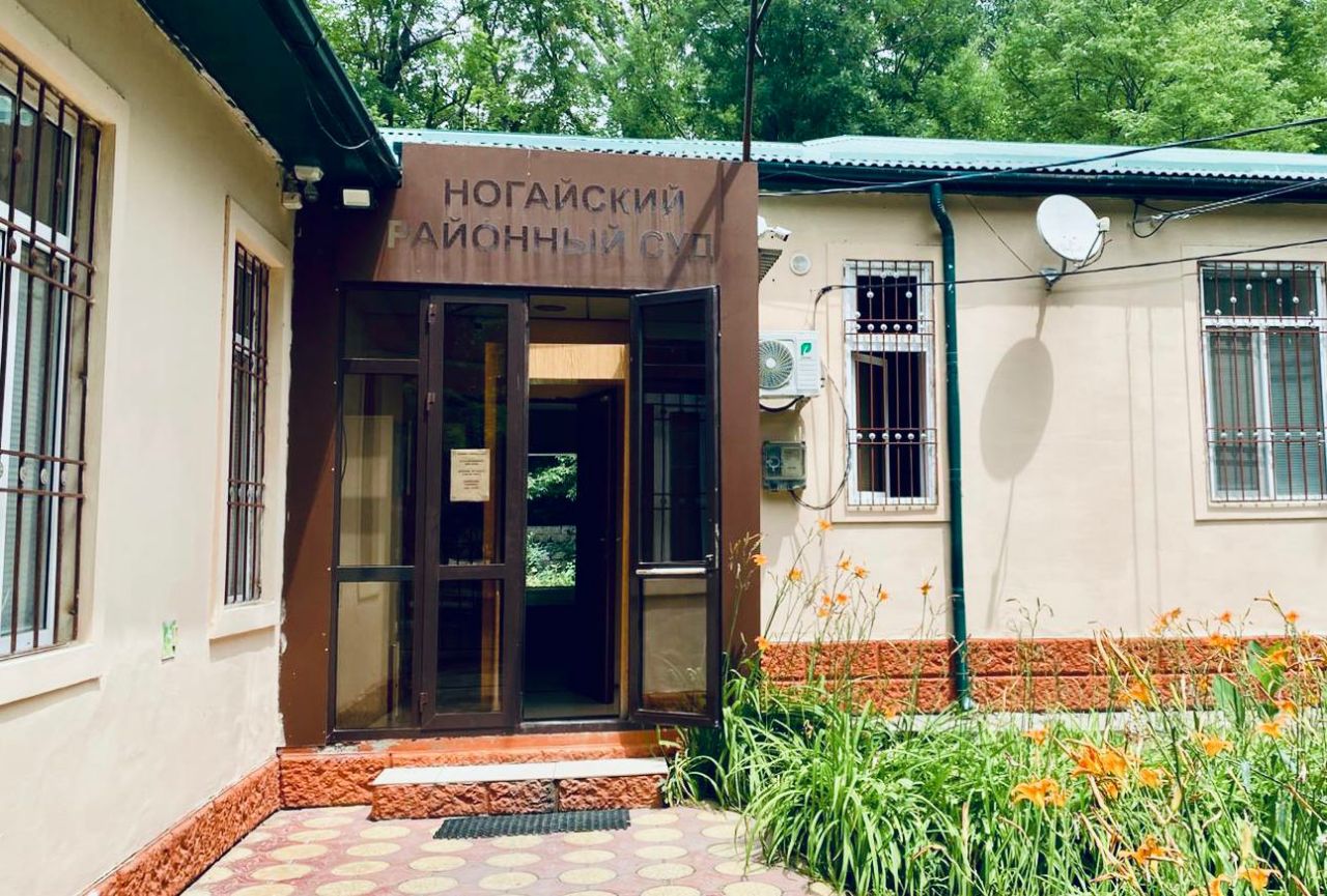 Многодетный отец из села Карагас Ногайского района осужден за неуплату алиментов на сумму более 1,8 млн рублей, сообщает объединённая пресс-служба судов Дагестана.  Установлено, что 45-летний подсудимый, ранее привлеченный к административной ответственности, игнорировал решение Володарского районного суда Астраханской области от 2019 года о выплатах на содержание несовершеннолетнего ребенка.  Учитывая смягчающие обстоятельства  наличие малолетних детей от второго брака, признание вины, положительную характеристику , суд приговорил его к 8 месяцам исправительных работ с удержанием 5% заработной платы.