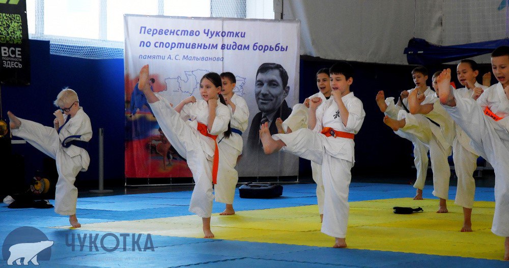 Окружные соревнования по шести видам единоборств стартовали в Анадыре  В торжественной церемонии открытия приняли участие губернатор Владислав Кузнецов и родители Героя России Аймира Миягашева, памяти которого посвящено первенство по боксу. Глава региона поздравил спортсменов и отметил, что турнир в том или ином виде проводится уже почти 30 лет. В этом году турнирах по шести видам спорта принимают участие более 200 спортсменов из пяти муниципалитетов округа.    ПОДРОБНОСТИ ЗДЕСЬ   : тг-канал/sport_chukotka #спорт    Информагентство "Чукотка"    ПОДПИСАТЬСЯ    ПОДДЕРЖАТЬ ГОЛОСОМ