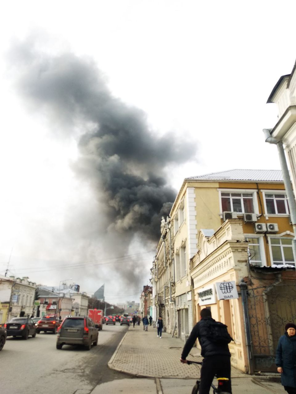 В Екатеринбурге произошло возгорание градильни системы охлаждения вентиляции в ТЦ «Гринвич». Она находится на кровле здания. Пожар ликвидировали на площади 20 кв. м — его тушили 48 человек и 12 единиц техники, пострадавших нет. Фото: Ольга Никоян / Коммерсантъ Подписывайтесь на «Ъ-Урал»
