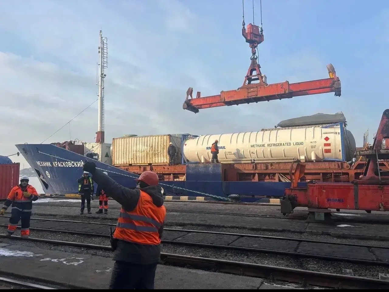 Началась доставка газа для нового энергопроекта Россети Мобильные ГТЭС на Курильских островах Стартовала транспортировка сжиженного природного газа СПГ для проекта Россети Мобильные ГТЭС в Сахалинской области по развитию электроснабжения Курильских островов строительства первой в России двутопливной Малокурильской газодизельной электростанции отечественного производства 5 3 МВт Топливо отгружено компанией Газпром гелий сервис оно будет доставлено на остров Шикотан Доставка газа на первом этапе позволит провести опробование газодизельного генератора мощностью 1 1 МВт Логистическая цепочка включает морскую транспортировку топлива в отечественных контейнерах цистернах силами Россети Мобильные ГТЭС от комплекса СПГ Газпром гелий сервис в Приморском крае до острова Шикотан где будут выполнены прием хранение и регазификация ресурса на российском оборудовании Мероприятия реализуются в рамках работы по повышению надёжности энергоснабжения Курильских островов реализуемой Россети Мобильные ГТЭС Модернизация энергетики в регионе выполняется по поручению Президента Российской Федерации а также в соответствии с дорожной картой и комплексной схемой энергоснабжения островов на 2022 2026 годы и до 2035 года разработанными Правительством Сахалинской области и Минэнерго России Справочно АО Россети Мобильные ГТЭС входит в Группу Россети является специализированной компанией реализующей комплексные проекты генерации электроэнергии К настоящему времени реализовано более 25 крупных проектов общей введенной в эксплуатацию мощностью 1 1 ГВт Компания является гарантирующим поставщиком электроэнергии на Курильских островах Кунашир Шикотан Итуруп и отвечает за работу энергосистемы островов В 2023 году подписано соглашение о сотрудничестве между Группой Россети и Сахалинской областью которое предусматривает реализацию ряда новых проектов в энергетике в соответствии с целями системного развития Курильских островов для улучшения социально экономического положения и инвестиционного климата ООО Газпром гелий сервис уполномоченная компания ПАО Газпром по реализации проектов с применением криогенных технологий Компания ведет работу по развитию малотоннажной СПГ инфраструктуры в рамках проектов ПАО Газпром На Дальнем Востоке создана комплексная производственно логистическая сеть включающая самое крупное в России автотранспортное предприятие использующее отечественный СПГ транспорт для перевозок сжиженных газов по внутренним и международным маршрутам С 2021 года компания реализует проекты по строительству малотоннажных комплексов сжижения газа КСПГ на Дальнем Востоке и в Южном федеральном округе Эти мощности обеспечивают экологичным топливом транспорт а также решают задачи автономной газификации и энергоснабжения удаленных территорий