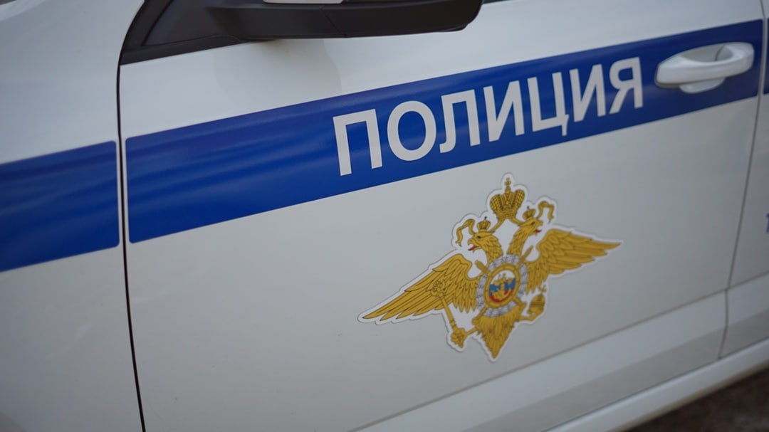  В Даровском районе нашли пропавшего без вести ребёнка Утром 19 мая в дежурную часть пункта полиции «Даровской» обратилась местная жительница о безвестном исчезновении своего ребенка. Она самостоятельно попыталась найти девочку, которая имея особенности в развитии, предположительно ушла из дома ночью или рано утром и могла находиться где угодно. Для проведения поисковых мероприятий был задействован весь личный состав пункта полиции, привлечены 10 народных дружинников, 15 волонтеров. Информация о пропавшем ребенке была размещена в социальных сетях с просьбой к местным жителям оказать содействие, предоставить необходимую информацию. Спустя время нашлись очевидцы, указавшие направление для перспективного поиска. В указанном направлении один из добровольцев нашел девочку в 3 километрах от поселка, опасности для ее жизни и здоровья нет. Полицейские выражают мужчине особую признательность, а также благодарят всех неравнодушных людей, принимавших участие в поисковых мероприятиях.
