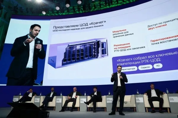 С 18 по 21 мая в Нижнем Новгороде проходит конференция Цифровая индустрия промышленной России ЦИПР Одной из ключевых тем форума стала устойчивость цифровой инфраструктуры к кибератакам и другим инцидентам а также гарантированное восстановление утраченных данных Гендиректор РТК ЦОД Давид Мартиросов отметил что сегодня приоритет смещается с хранения резервных копий на быстрое и безопасное восстановление критичных сервисов после инцидента Среди способствующих факторов рост числа киберугроз развитие облачных сервисов и усложнение корпоративных IT ландшафтов В ответ на запрос рынка компания представила обновленную стратегию до 2030 года и новое модульное решение для сохранности данных Ковчег Продукт создает изолированный защищенный контур резервного копирования он может размещаться как на площадках провайдера так и у заказчика После загрузки резервные копии нельзя изменить или удалить а восстановить их можно только по решению ограниченного круга лиц в чрезвычайной ситуации РБК Отрасли