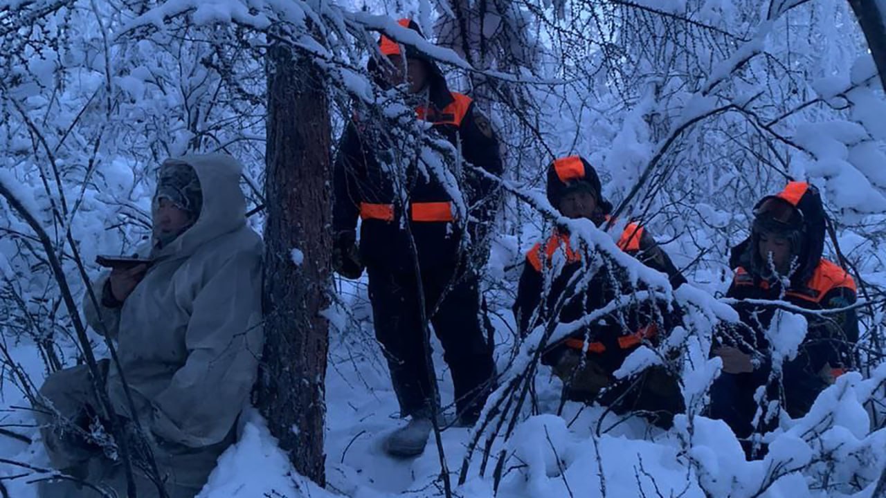 В Намском и Среднеколымском районе ведутся поиски пропавших людей  30 декабря, в с. Тюбя Намского района пропал мужчина 1949-го года рождения, с признаками деменции. Он проживал один, и, 30 декабря, утром сосед, зайдя к нему, не обнаружил его дома. Об этом сообщили в Службе спасения РС Я .  Поиски своими силами результатов не дали. Два спасателя Тюбятского писково-спасательного отряда Службы спасения Якутии ищут пропавшего. Ожидают прибытие участкового.  В Среднеколымском районе ведутся поиски пропавшего мужчины. 26 декабря жительница г. Среднеколымска сообщила о том, что ее муж, возраст 69 лет, не дает о себе знать с 13 декабря 2024 года. С ее слов, он находится на участке "Сайылык", в 15 километрах.   27 декабря на поиски выехали два спасателя Колымского поисково-спасательного отряда, сотрудник полиции и супруга пропавшего на двух снегоходах "Буран". В ходе допроса установлено, что мужчина пропал еще в конце ноября – начале декабря.   Поиски осложнены коротким световым днем и тем, что прошло много времени со дня пропажи, выпало много снега, была пурга. Сегодня температура воздуха составляет -43, поиски продолжились, но результатов не дали.