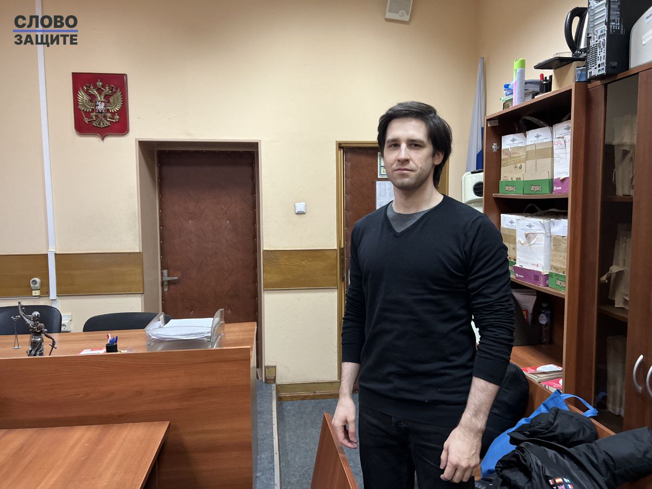 Жителя Кирова приговорили к трём годам принудительных работ за донаты ФБК Савёловский районный суд Москвы приговорил к трём годам принудительных работ жителя Кирова Алексея Кузнецова по статье о финансировании экстремистской организации ч 1 ст 282 3 УК По версии следствия молодой человек с августа 2021 года по февраль 2022 года сделал ряд пожертвований Фонду борьбы с коррупцией на общую сумму 2100 рублей Как отмечает Медиазона дело рассмотрели за три заседания Помимо исправительных работ Кузнецову назначили ограничение свободы сроком на 10 месяцев Кроме того с него взыскали сумму сделанных им пожертвований Сам Кузнецов признал вину и раскаялся в содеянном По словам молодого человека он негативно относится к деятельности ФБК и сожалеет что ранее находился под влиянием организации По данным Медиазоны в России завели уже более ста уголовных дел за донаты ФБК Фото Слово защите Подписаться Связаться Поддержать Patreon Boosty