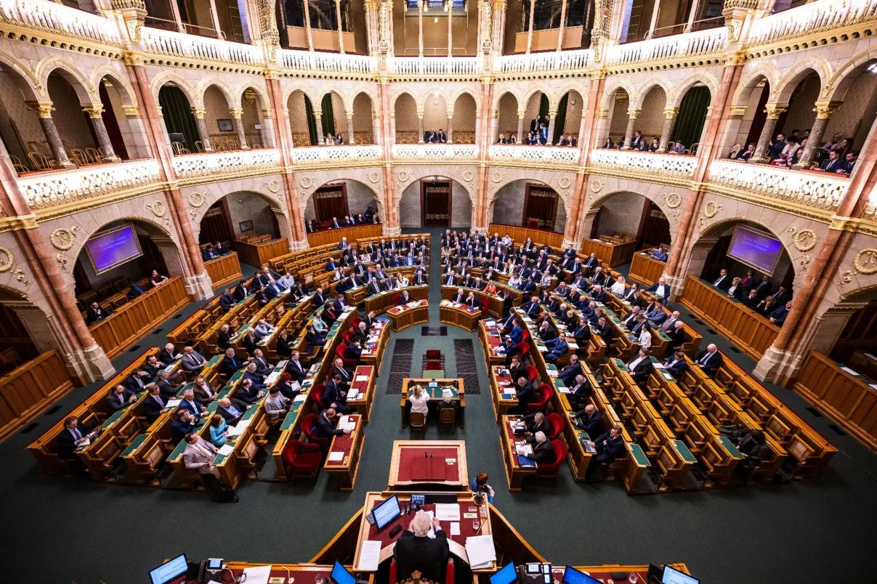 Венгерский парламент проголосовал за выход из МУС 20 мая парламент Венгрии проголосовал за выход страны из состава Международного уголовного суда МУС . Решение было принято 134 голосами “за”, при 37 “против” и 7 воздержавшихся. Правительство премьер-министра Виктора Орбана обосновало этот шаг тем, что МУС утратил свою беспристрастность и превратился в политический инструмент. Особенно острое недовольство вызвало решение суда выдать ордер на арест премьер-министра Израиля Биньямина Нетаньяху по обвинению в военных преступлениях в Газе, что венгерские власти назвали “открыто антисемитским”. Министр иностранных дел Венгрии Петер Сийярто заявил, что страна не желает быть частью “политически мотивированной судебной системы” и инициирует выход из Римского статута, учредительного документа МУС. Согласно международному праву, процесс выхода вступит в силу через год после официального уведомления Генерального секретаря ООН. Решение о выходе из МУС совпало с визитом Нетаньяху в Будапешт, несмотря на действующий ордер на его арест. Орбан подчеркнул, что Венгрия не будет исполнять этот ордер, что вызвало критику со стороны международных правозащитных организаций и может обострить отношения страны с Европейским союзом, где все члены остаются участниками МУС. Подпишись Венгрия, Будапешт и не только