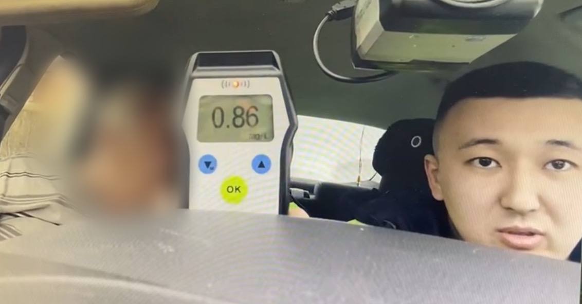 ‼ В Салехарде автоинспекторы задержали нетрезвого водителя, лишенного права управления транспортными средствами. В минувшие выходные сотрудниками Госавтоинспекции был выявлен водитель, управляющий грузовым автомобилем в состоянии опьянения. Также было установлено, что ранее данный гражданин привлекался к административной ответственности за аналогичное правонарушение. В отношении мужчины зарегистрирован материал проверки по ч. 1 ст. 264.1 УК РФ «Управление автомобилем лицом, находящимся в состоянии опьянения, подвергнутым административному наказанию за управление транспортным средством в состоянии опьянения». ‼ Если вы стали очевидцем того, что водитель в нетрезвом состоянии собирается управлять или уже управляет транспортным средством, позвоните по телефону «112» 102 - для сотовой связи . Этим вы предотвратите возможную беду и сохраните жизнь и здоровье окружающих вас людей. #мвдроссии #полиция #гибддянао #гибдд #янао #салехард