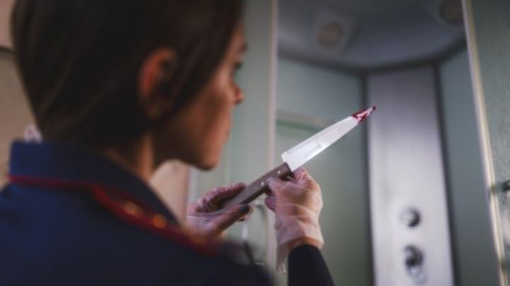 Жителя Никеля обвиняют в покушении на убийство  По информации следственного комитета, в отношении 39-летнего северянина возбудили уголовное дело по части 3 статьи 30 и части 1 статьи 105 УК РФ. Его заключили под стражу.  Фото: СУ СК России по Мурманской области    Подпишись — Вести Мурман