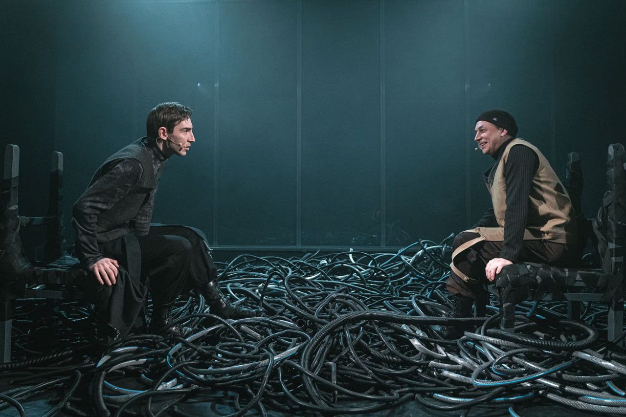 Сегодня завершается VIII Большой Детский фестиваль который принёс на площадки Москвы и Санкт Петербурга 280 мероприятий для детей и подростков от спектаклей со всей России до мастер классов Режиссёр Дмитрий Крестьянкин из Няганского ТЮЗа приехал на фестиваль со спектаклем Перевал постановкой по одной из самых мрачных фантазий Кира Булычёва Мы поговорили с ним о чувствительности подрастающего поколения и о том почему несовершенный спектакль зачастую доставляет больше радости чем идеальный Был случай когда после одного показа Перевала женщина написала что то вроде Это не 12 Там смерть и всё мрачно Для меня этот ценз просто рекомендация У нас на Квадрат приходили дети восьми лет и мы предупреждали спектакль про 90 е будут наркотики смерть насилие Они говорили Всё в порядке мы пришли осознанно snobru