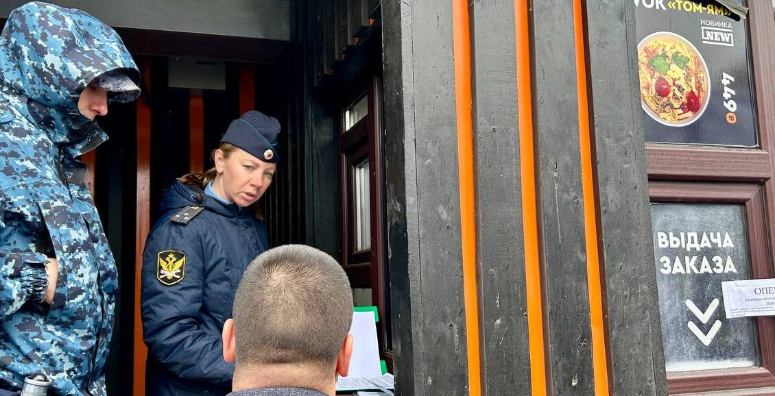 В Петропавловске-Камчатском закрыли опасное для здоровья автокафе В столице Камчатки остановили работу автокафе Silk Road на фудкорте нижней парковки торгового центра «Вега». Сейчас павильон опечатан, а руководству дали время устранить множественные нарушения. Нажмите для подробностей -