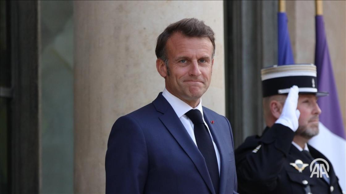 Макрон назвал признание Палестины «моральным долгом» Президент Франции Эммануэль Макрон заявил, что признание Государства Палестина является «моральной обязанностью» и политической необходимостью. Выступая на пресс-конференции в Сингапуре, Макрон подчеркнул, что признание палестинской государственности должно сопровождаться выполнением ряда условий. Среди этих условий он назвал признание Палестинским государством права Израиля на существование и безопасность, разоружение движения ХАМАС, отказ ХАМАС от участия в управлении Палестиной, а также освобождение заложников. Французский лидер также отметил, что если Израиль в ближайшие часы и дни не предложит приемлемого решения для гуманитарной ситуации в секторе Газа, то международное сообщество должно занять более жесткую общую позицию по отношению к Тель-Авиву. Он подчеркнул, что в таком случае ЕС должен действовать в соответствии со своими принципами, завершить процессы, основанные на уважении прав человека, и рассмотреть возможность введения санкций. «Мы должны быть более решительными, потому что сейчас это стало необходимостью. Но я по-прежнему надеюсь, что позиция Израиля изменится и будет найдено гуманитарное решение», - добавил Макрон. 24/7 в сутки с Агентством «Анадолу»