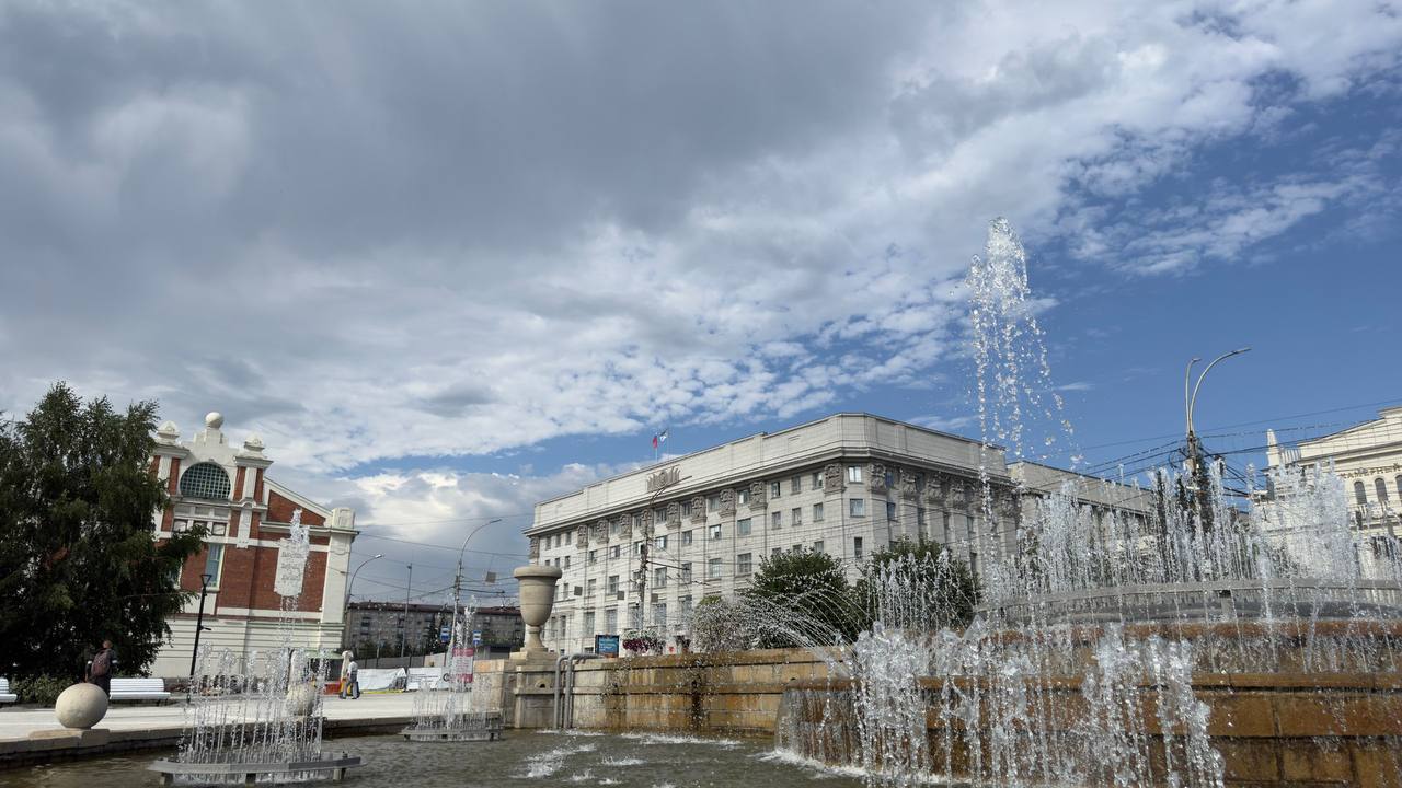 Новосибирску планируют дополнительно выделить средства из областного бюджета Соответствующие поправки внесены ко второму чтению проекта бюджета Новосибирской области на 2026 год и плановый период 2027 2028 годов Дополнительное финансирование направят на ключевые для города проекты Так 1 6 млрд рублей в 2026 2028 годах предусмотрены на строительство новой автомобильной дороги в нижней зоне Академгородка от пересечения улиц Кутателадзе и Демакова до улицы Арбузова В 2028 году планируется направить 582 млн рублей на начало строительства новой современной школы на улице Виктора Уса Отдельное внимание благоустройству дворов В следующем году Новосибирск получит 150 млн рублей в том числе в рамках проекта Территория детства Кроме того в 2026 году дополнительно заложено 200 млн рублей на пассажирские перевозки по муниципальным контрактам