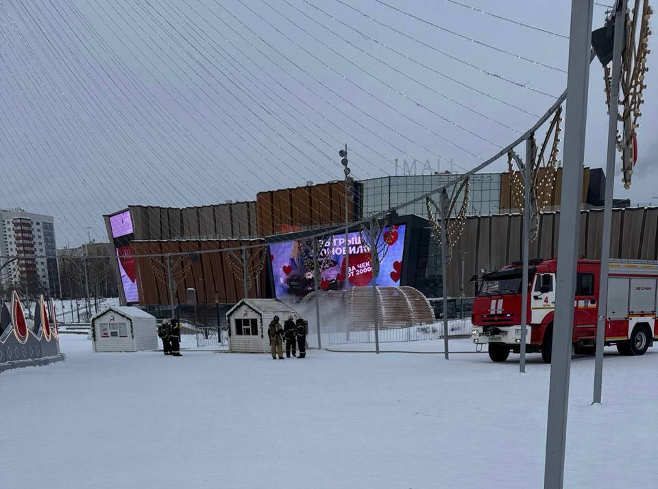 Сегодня на эспланаде Перми произошло возгорание в одном из торговых домиков Предварительная причина короткое замыкание электрооборудования Возгорание оперативно ликвидировали пострадавших нет Как сообщил мэр Перми Эдуард Соснин сейчас городок временно закрыт Пострадавший домик вывезут с территории О времени возобновления работы ледового городка власти сообщат позже