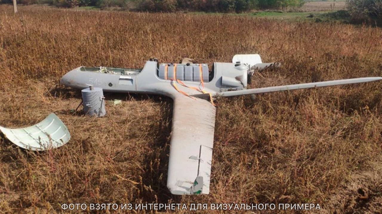Беспилотник повредил частный жилой дом в деревне Шульгино Павловского округе Это случилось вчера ночью, когда над Нижегородской областью сбили восемь БПЛА. Хозяин дома своими силами потушил огонь, а с утра вызвал спецслужбы. Те обезвредили устройство. Пенсионер обратился за возмещением ущерба в страховую. Предварительно, осколки беспилотника по касательной повредили забор и стекла Подпишись \ Предложи новость