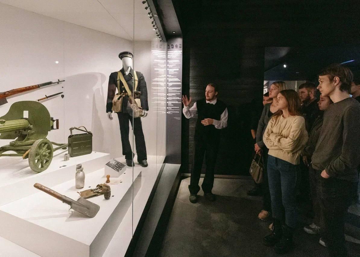 Около 300 студентов российских вузов отправятся в Донбасс и Новороссию Около 300 студентов российских вузов отправятся в Донбасс и Новороссию в рамках нового проекта Герои поколений от программы Росмолодёжи Больше чем путешествие Участники посетят музеи и памятные комплексы посвящённые героическим подвигам российских солдат Таганрогский военно исторический музей музейный комплекс Самбекские высоты мемориал Саур Могила и Станично Луганский краеведческий музей На первом заезде также прошёл открытый диалог Герои поколений память и единство где молодые люди рассказали о Героях которые сражались за нашу Родину во время Великой Отечественной войны а также о близких которые сегодня участвуют в спецоперации Это не просто путешествие это живой диалог поколений