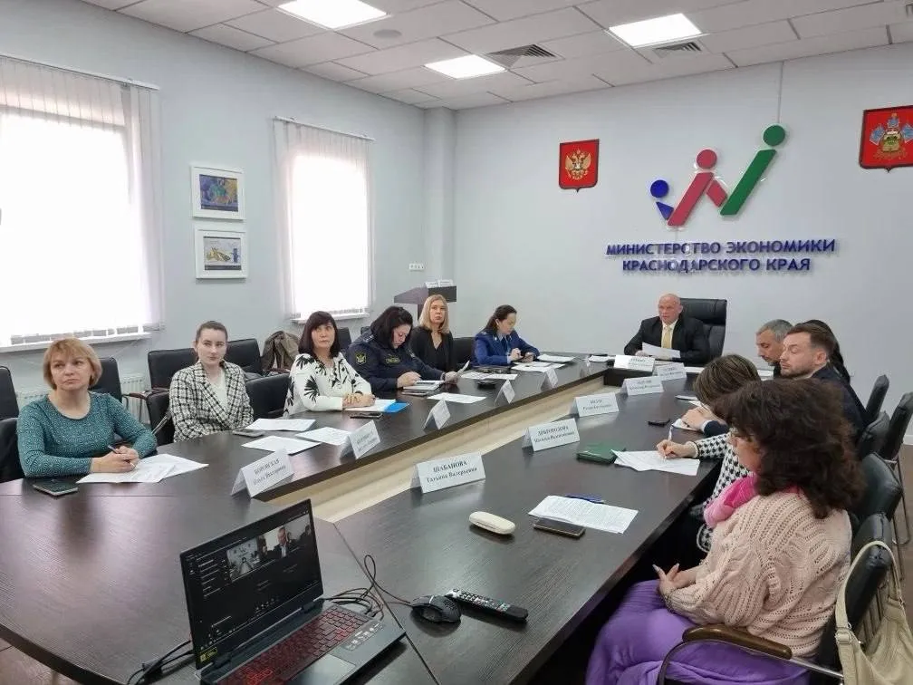 Начальником отдела прокуратуры края Викторий Бабич принято участие в заседании межведомственной комиссии по противодействию формированию просроченной задолженности по заработной плате Сегодня начальником отдела по надзору за соблюдением прав и свобод граждан управления по надзору за исполнением федерального законодательства прокуратуры края Викторий Бабич принято участие в заседании межведомственной комиссии Краснодарского края по противодействию формированию просроченной задолженности по заработной плате В мероприятии приняли участие представители государственной инспекции труда налогового органа службы судебных приставов органов исполнительной власти края и местного самоуправления работодатели В ходе совещания обсуждены вопросы связанные с выплатой заработной платы работникам предприятий города Краснодара Динского Красноармейского Кущевского районов по итогам выработаны конкретные предложения и пути решения сложившейся ситуации